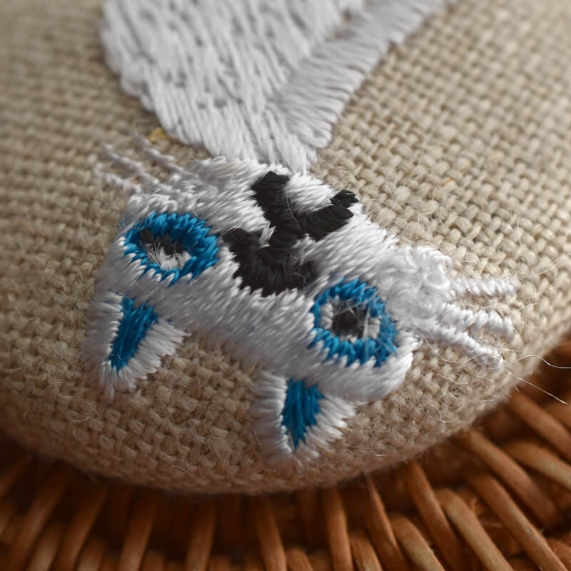 空色猫へのじくるみボタン刺繍ブローチ/38