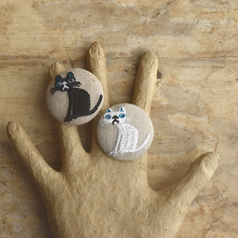 空色猫へのじくるみボタン刺繍ブローチ/38
