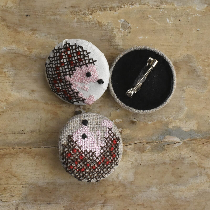 茶色ハリネズミくるみボタン刺繍ブローチ/29