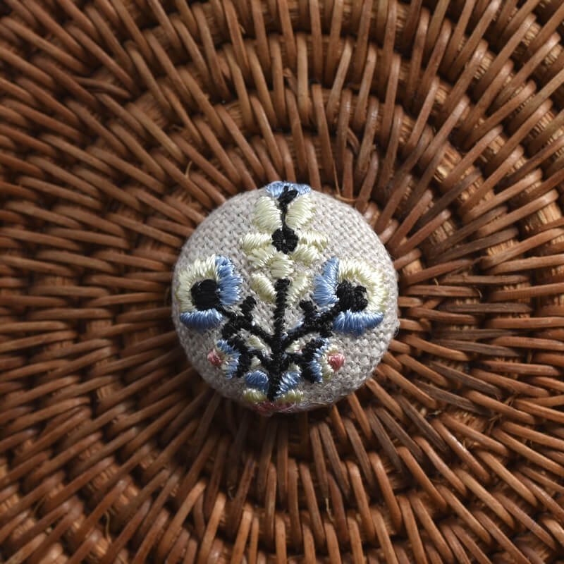 冬の色お花3輪シルバーくるみボタン刺繍ブローチ/22