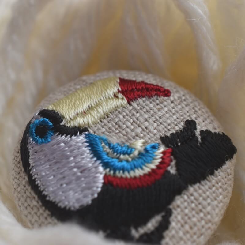 オオハシ刺繍くるみボタンアクセサリー:29mm｜mimi刺繍｜東京・吉祥寺