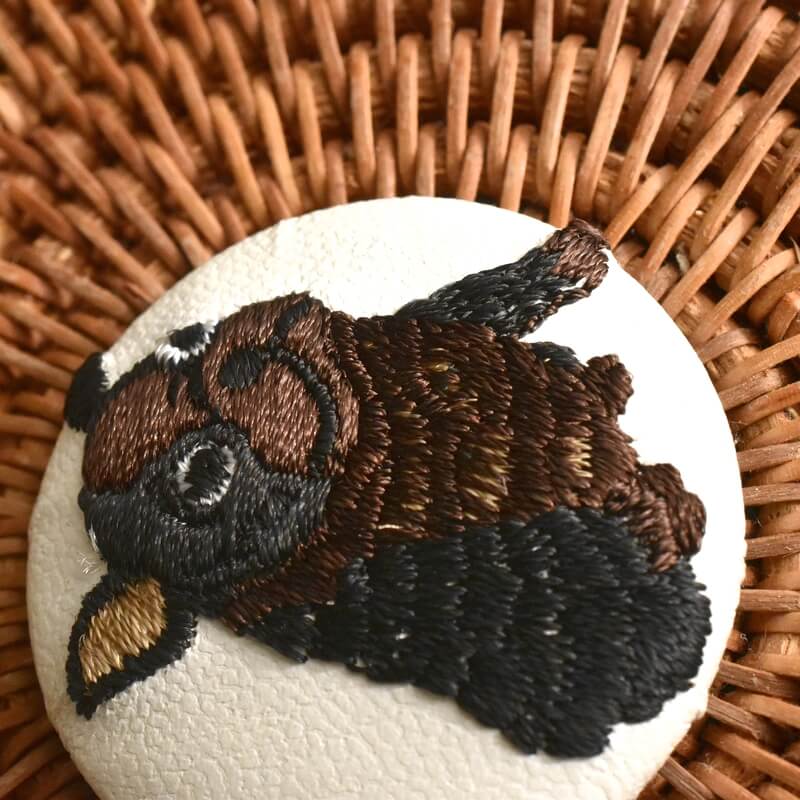 茶色いフレンチブルドックくるみボタン刺繍ブローチ/38