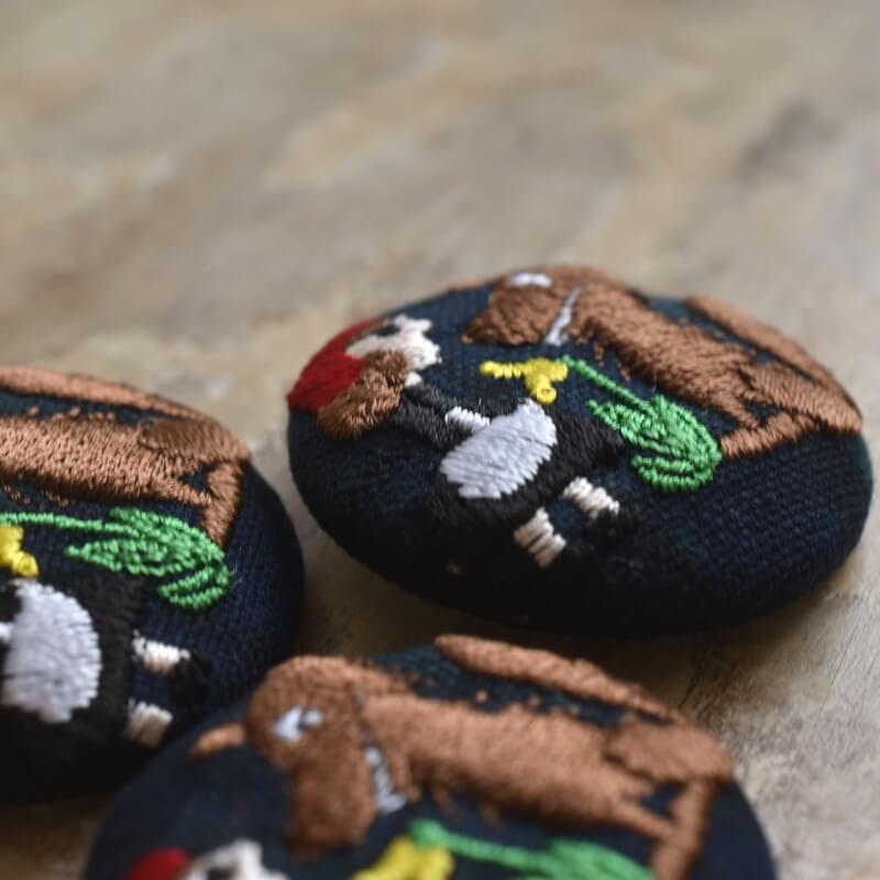 赤頭巾ちゃんくるみボタン刺繍ブローチ/38