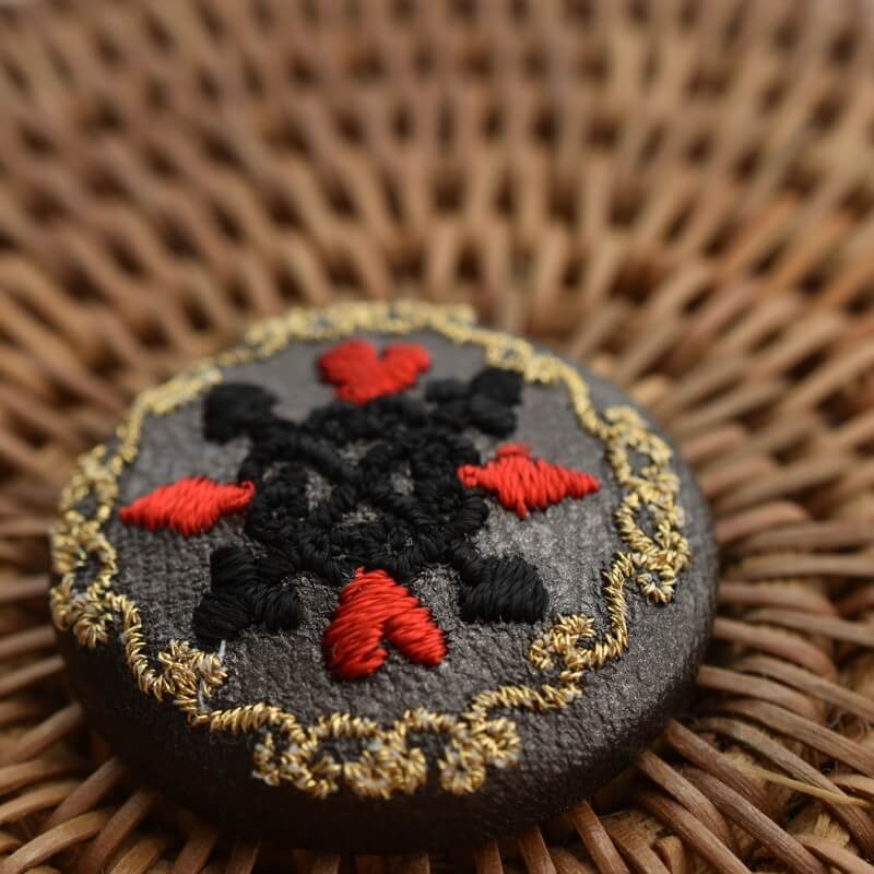 金トランプくるみボタン刺繍ブローチ/29