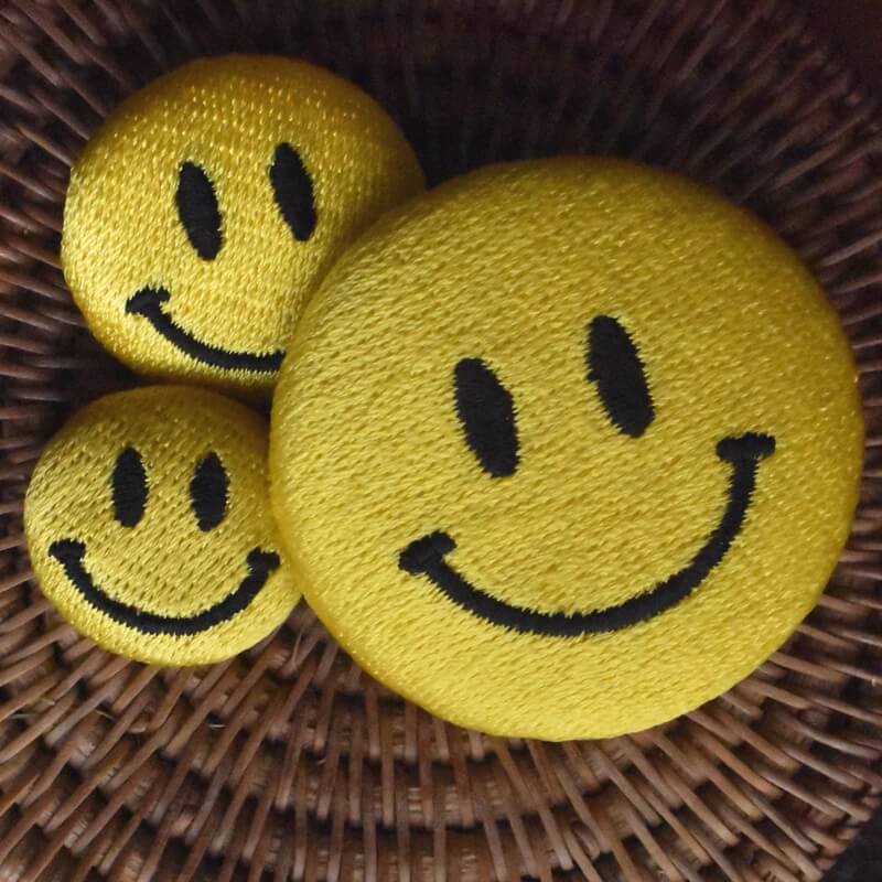 ニコちゃんマーク刺繍のくるみボタン