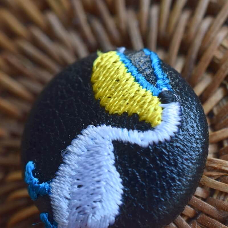 ペリカン･くるみボタン刺繍ブローチ