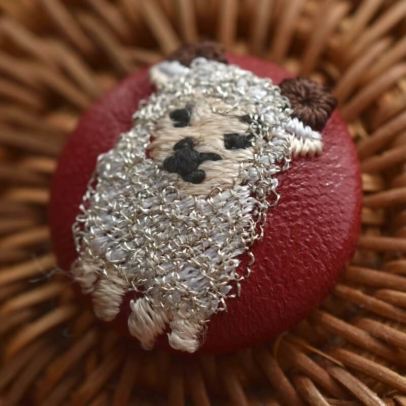ヒツジくるみボタン刺繍ブローチ/22