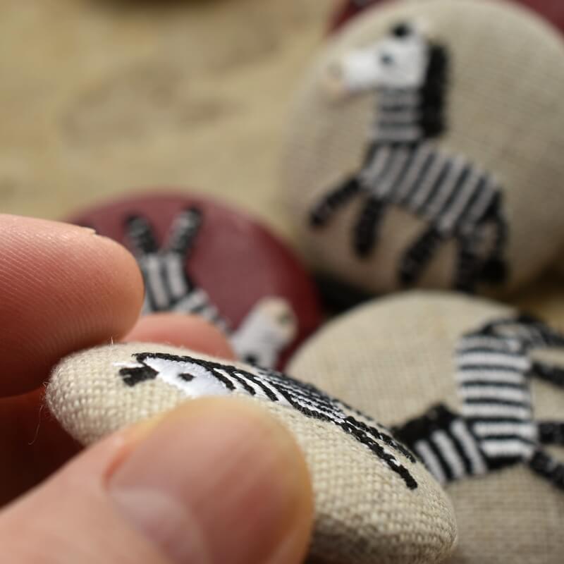 シマウマくるみボタン刺繍ブローチ/38