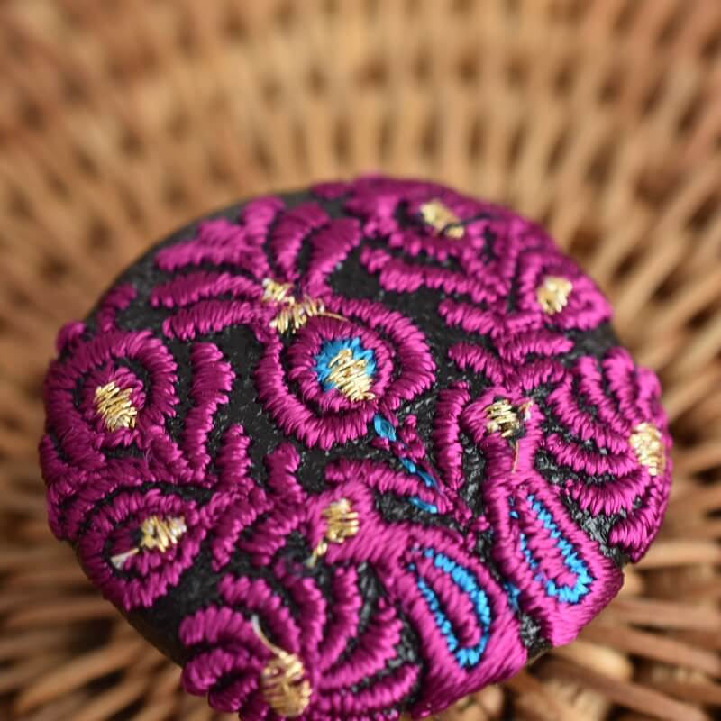 紫ハンガリー孔雀くるみボタンブルー刺繍ブローチ/29