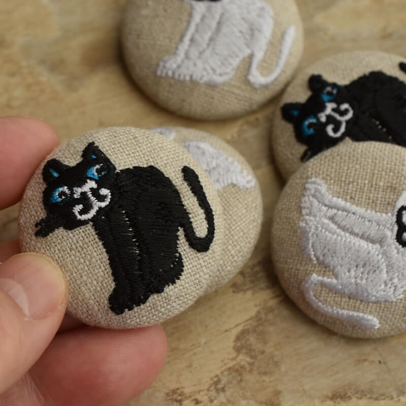 青色猫にやりくるみボタン刺繍ブローチ/38