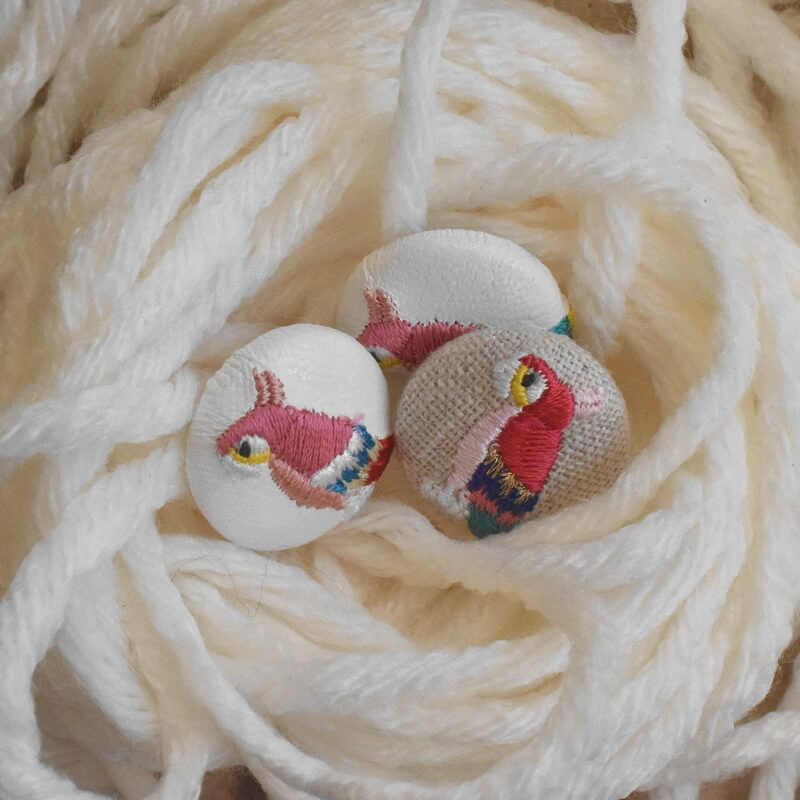 ピンクオウム･くるみボタン刺繍ブローチ/22