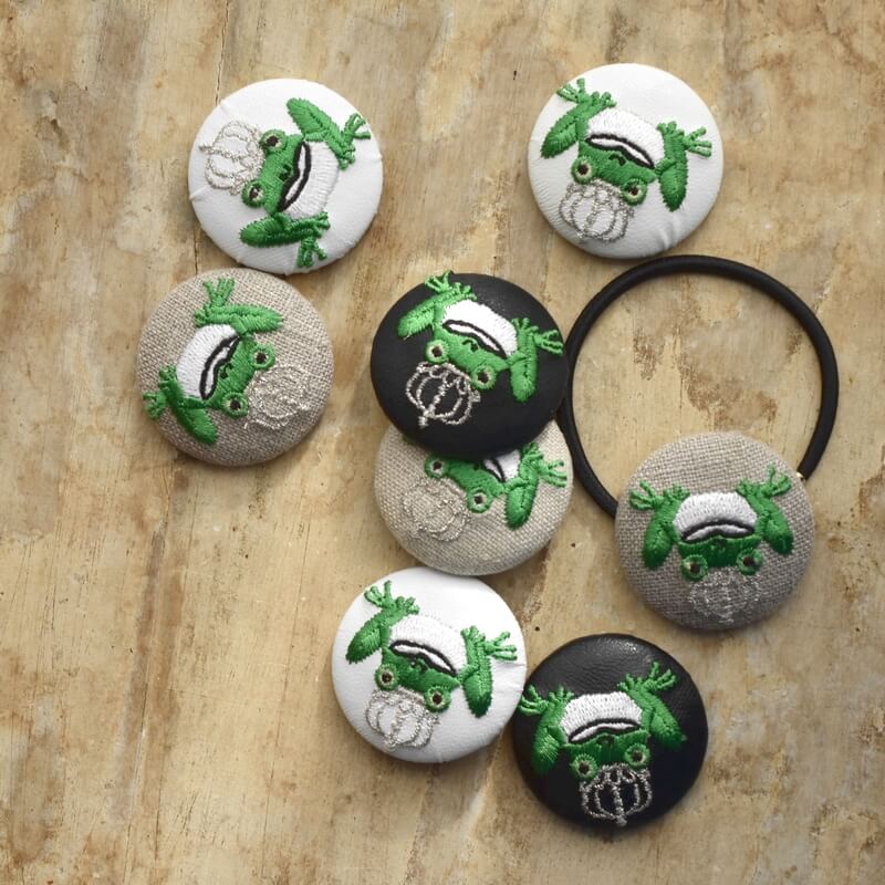 銀カエルKINGくるみボタン刺繍ブローチ/38