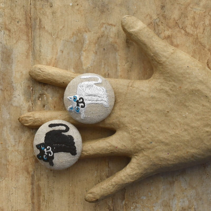 青色猫にやりくるみボタン刺繍ブローチ/38