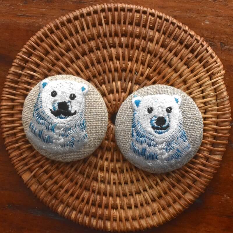 白熊ブルーくるみボタン刺繍ブローチ/38