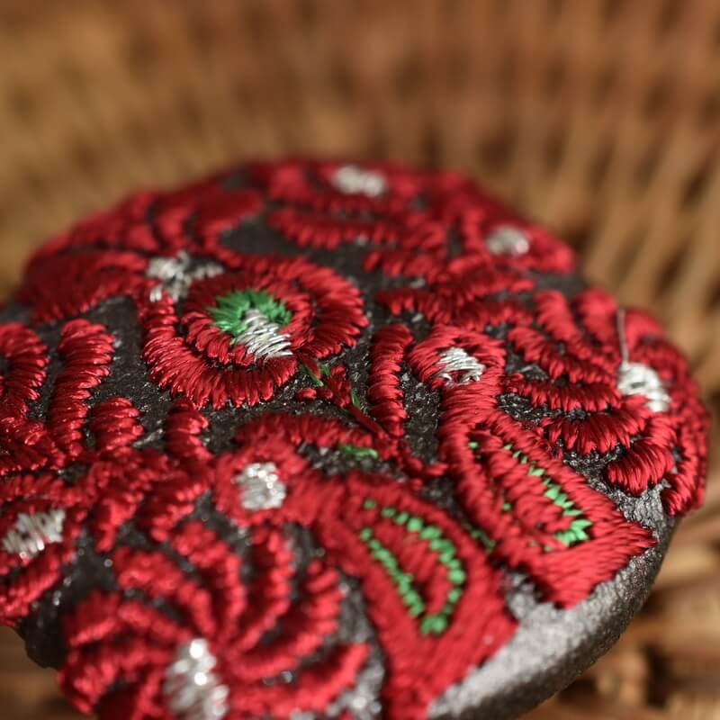 赤ハンガリー孔雀くるみボタンブルー刺繍ブローチ/29