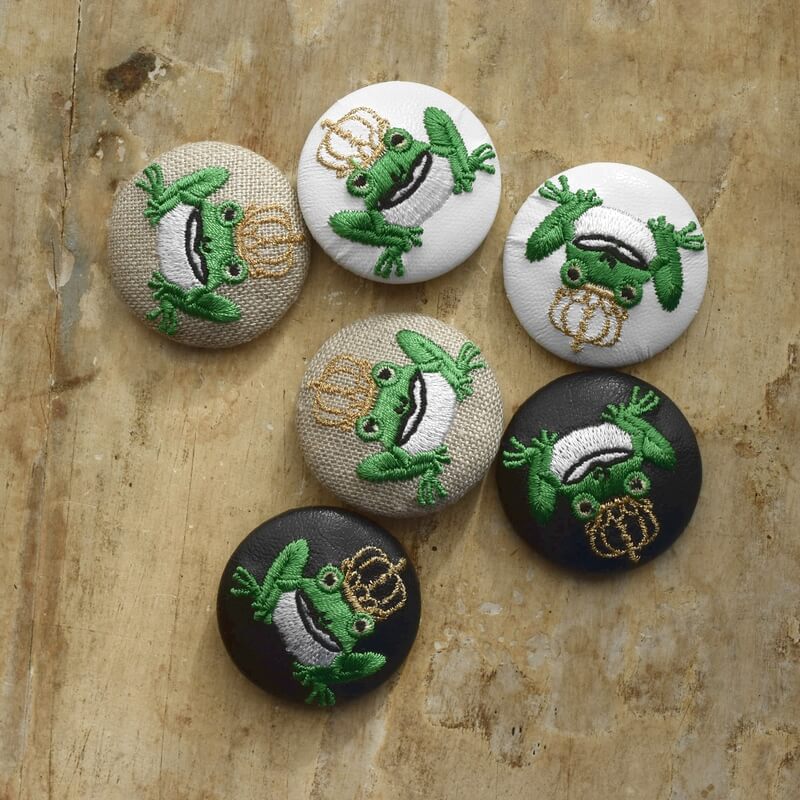 金カエルKINGくるみボタン刺繍ブローチ/38