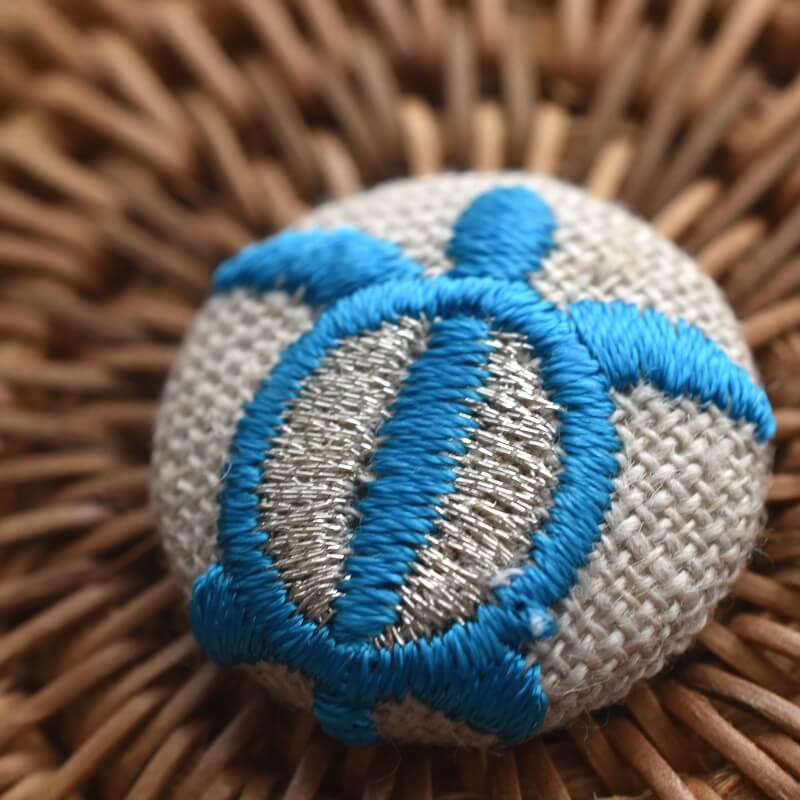 青いホヌ海亀くるみボタン刺繍ブローチ/22