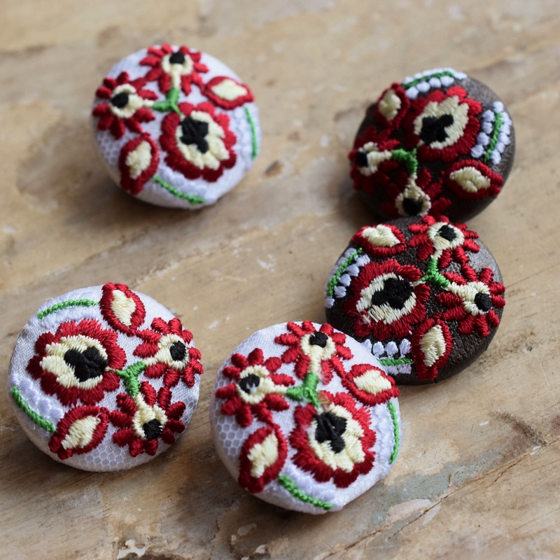 白いハンガリー実と花くるみボタン刺繍ブローチ/29