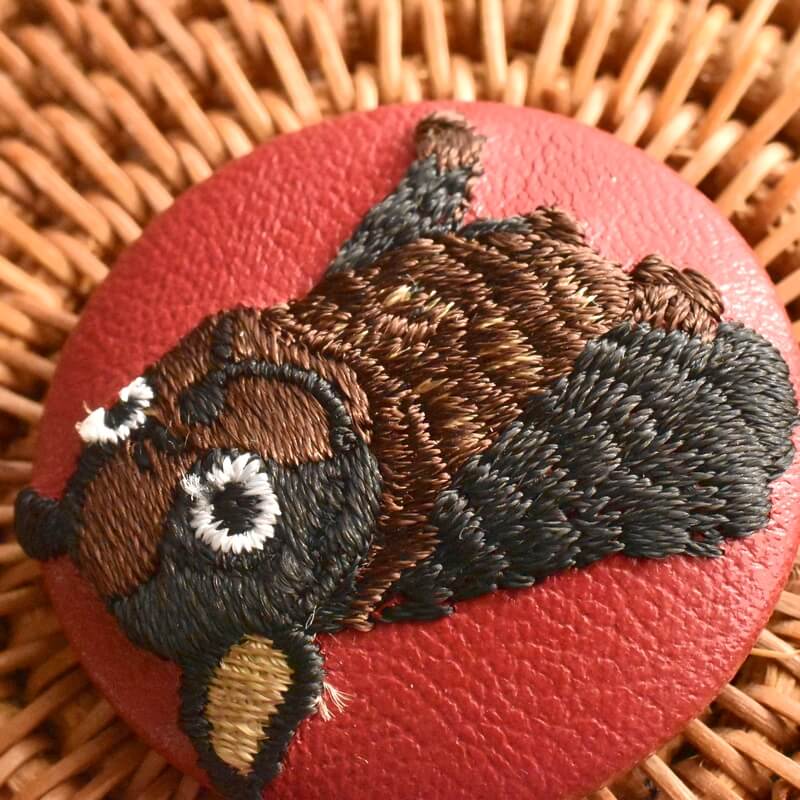 茶色いフレンチブルドックくるみボタン刺繍ブローチ/38