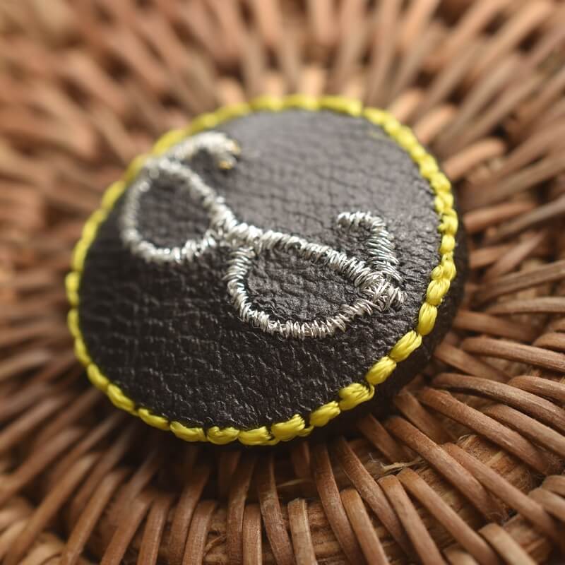銀ぶちメガネ・くるみボタン刺繍ブローチ/22
