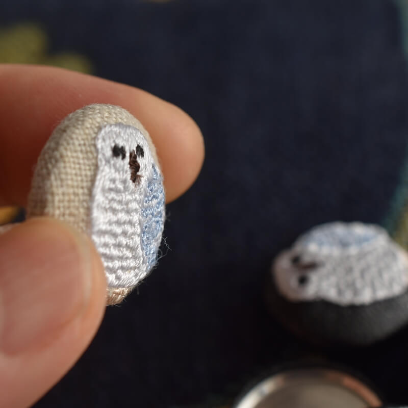 白フクロウくるみボタン刺繍ブローチ/22
