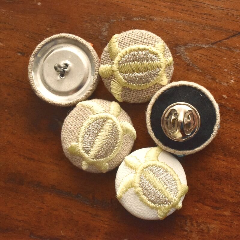 黄色のホヌ海亀くるみボタン刺繍ブローチ/22