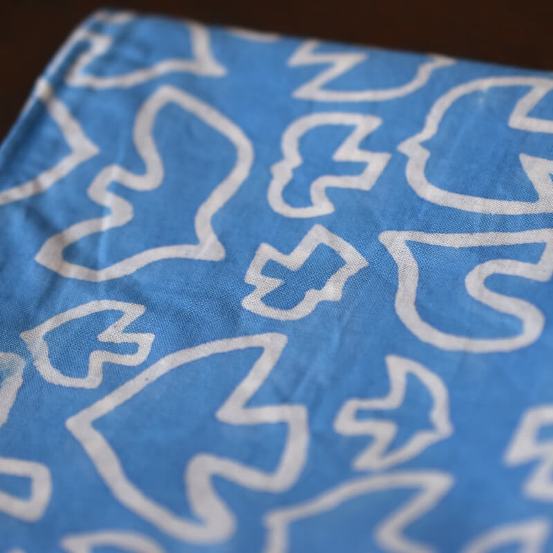 羽ばたく鳥のプリントハンカチ