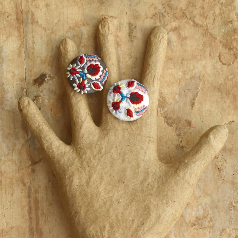 ピンク色ハンガリー実と花くるみボタン刺繍ブローチ/29