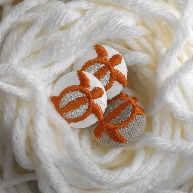 オレンジ色のホヌ海亀くるみボタン刺繍ブローチ/22