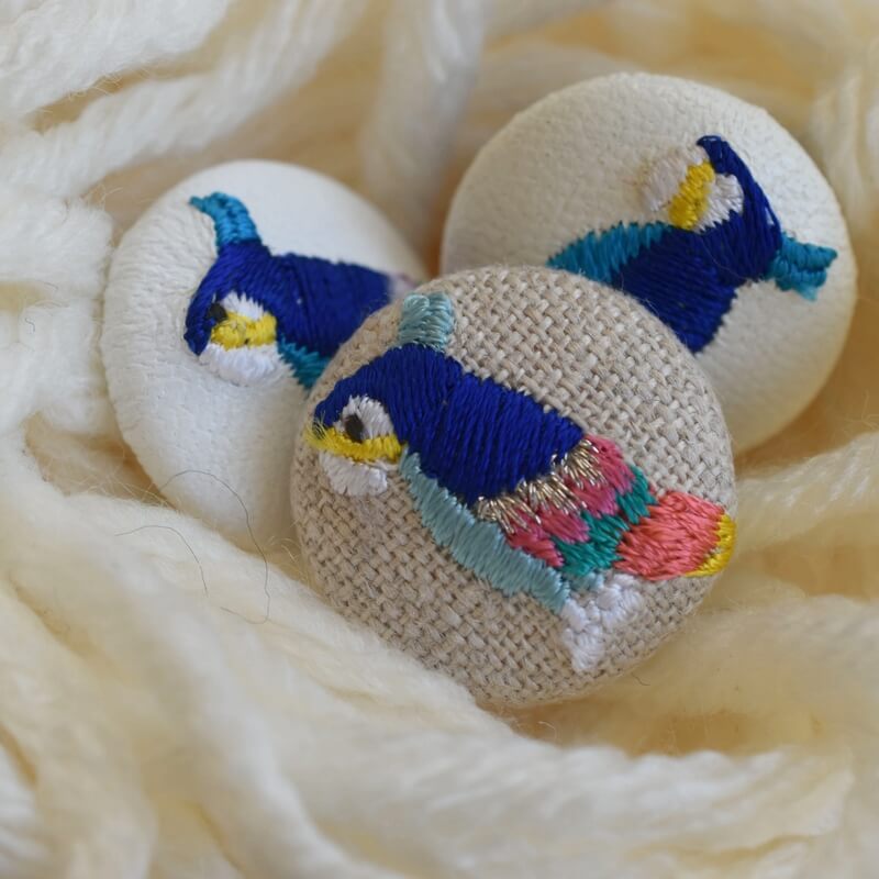 オウム･くるみボタン刺繍ブローチ/22