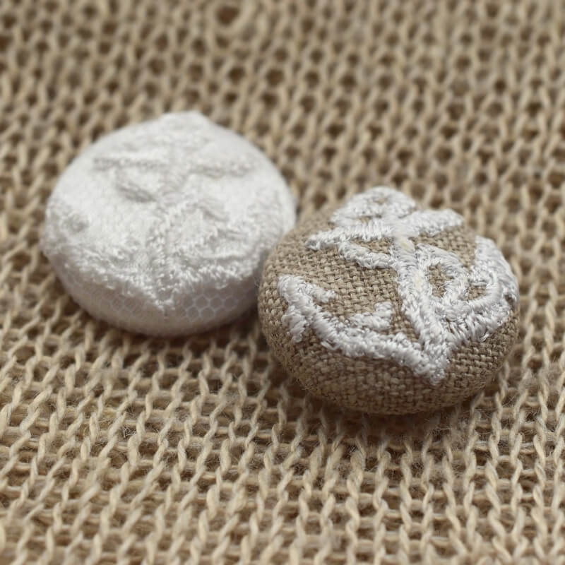 アンカー白い碇･くるみボタン刺繍ブローチ/22