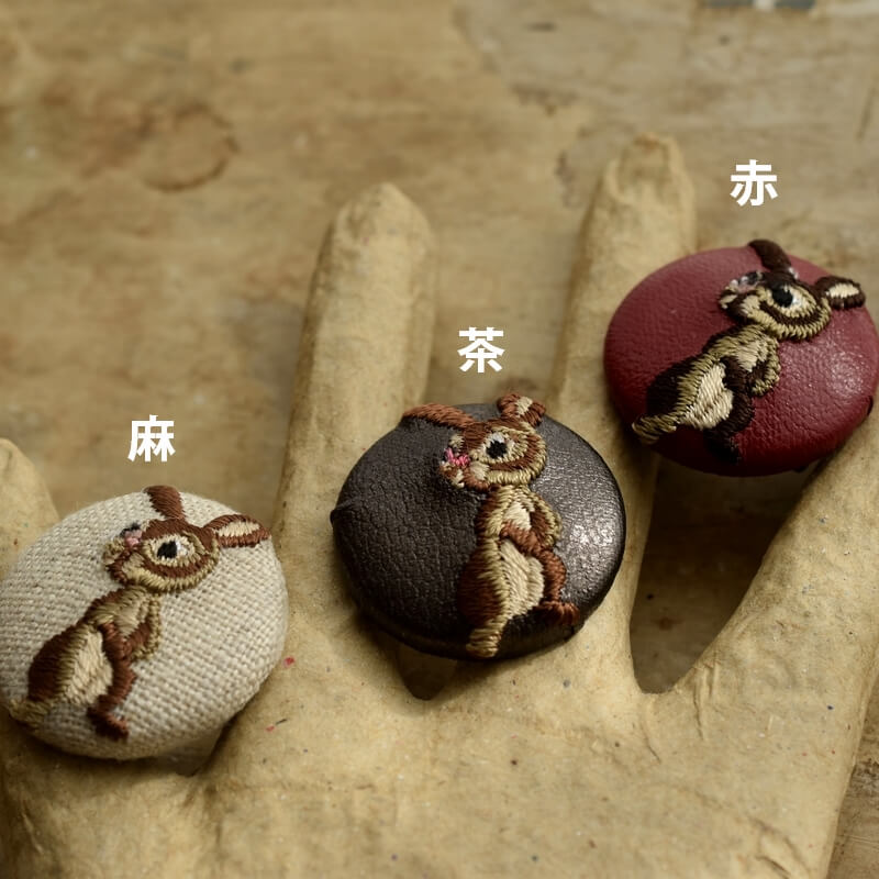 うさぎくるみボタン刺繍ブローチ/29