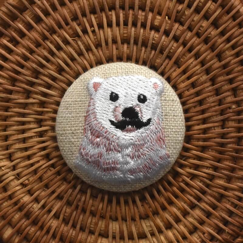 白熊ピンクくるみボタン刺繍ブローチ/38