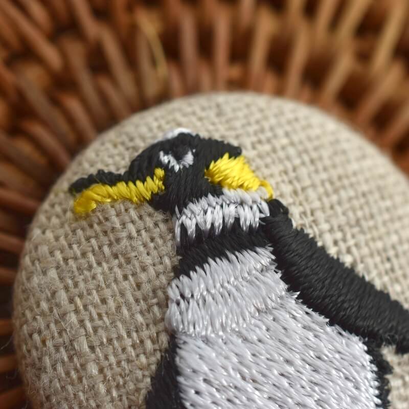 ペンギンくるみボタン刺繍ブローチ/29