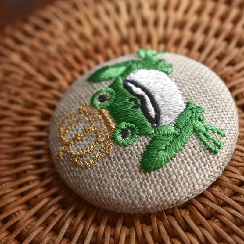 金カエルKINGくるみボタン刺繍ブローチ/38