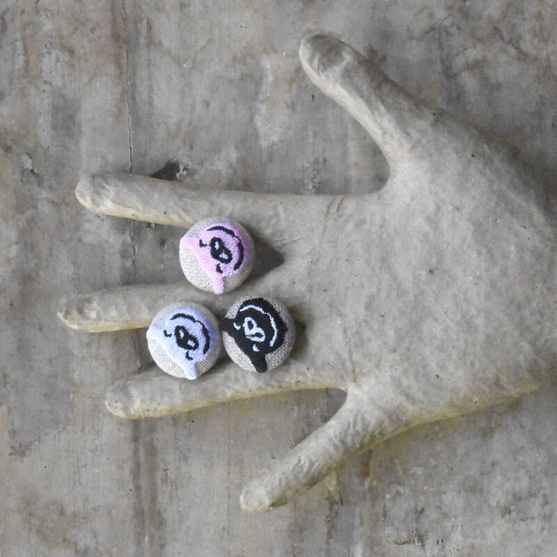 子ぶたくるみボタン刺繍ブローチ/22