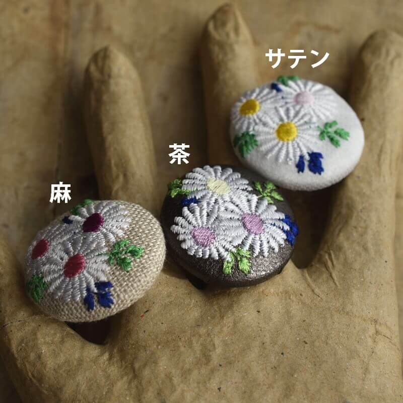 マーガレットくるみボタン刺繍ブローチ/29