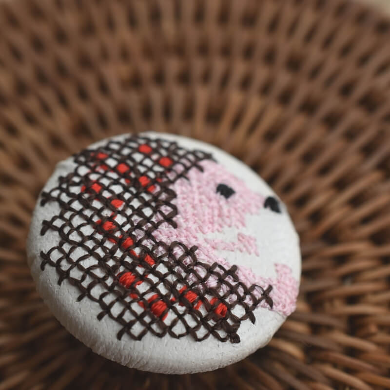 茶色ハリネズミくるみボタン刺繍ブローチ/29