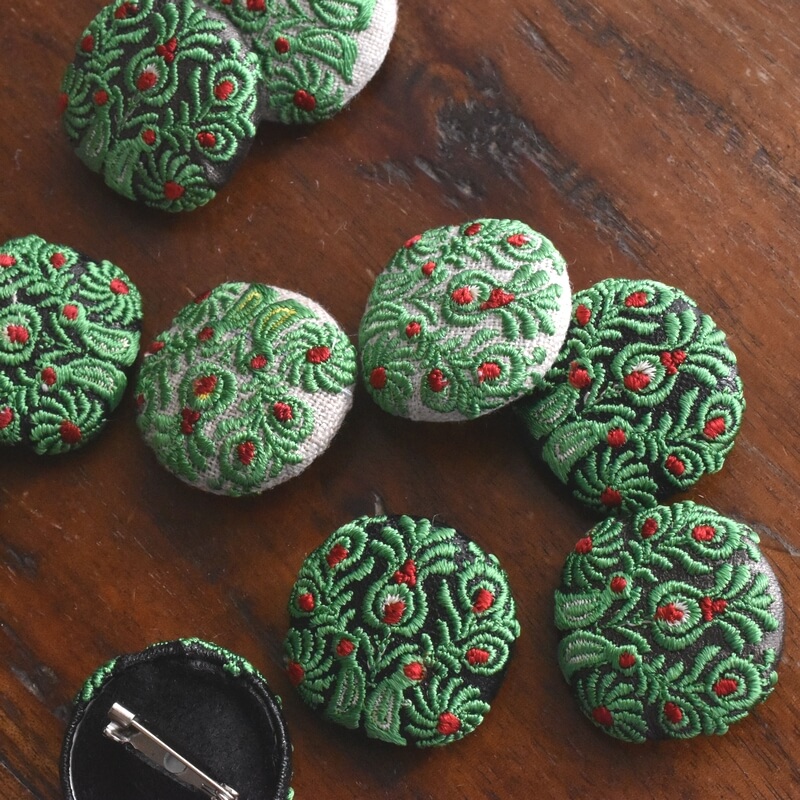 緑ハンガリー孔雀くるみボタンブルー刺繍ブローチ/29