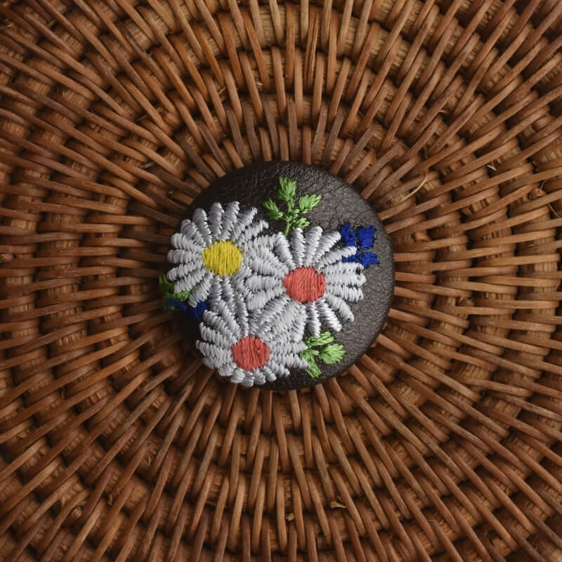 マーガレットくるみボタン刺繍ブローチ/29