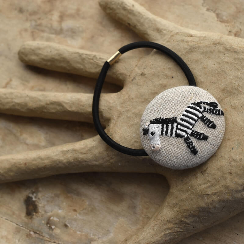 シマウマくるみボタン刺繍ブローチ/38