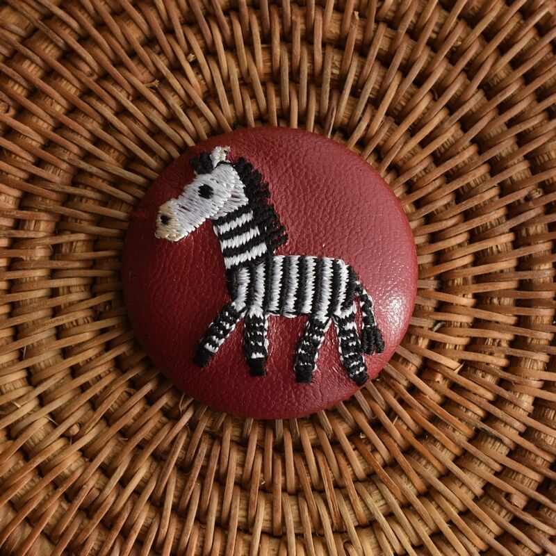 シマウマくるみボタン刺繍ブローチ/38