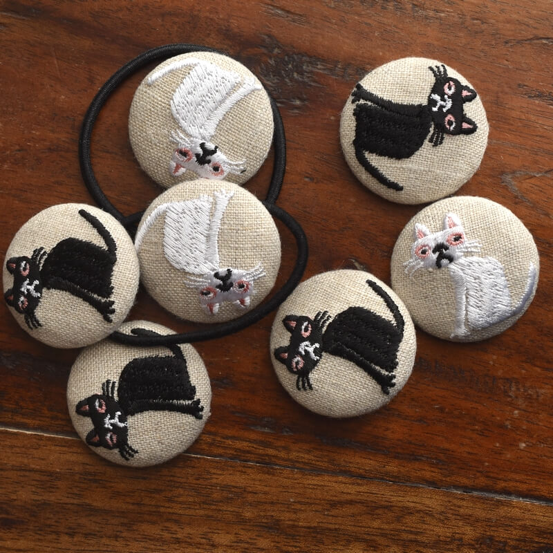 桃色猫へのじくるみボタン刺繍ブローチ/38