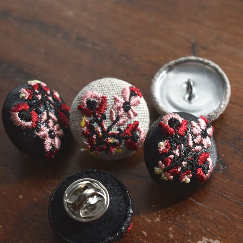 お花3輪ピンクくるみボタン刺繍ブローチ/22