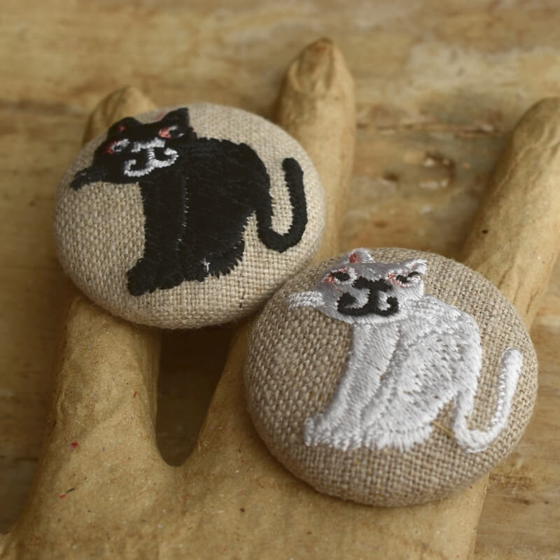 桃色猫にやりくるみボタン刺繍ブローチ/38