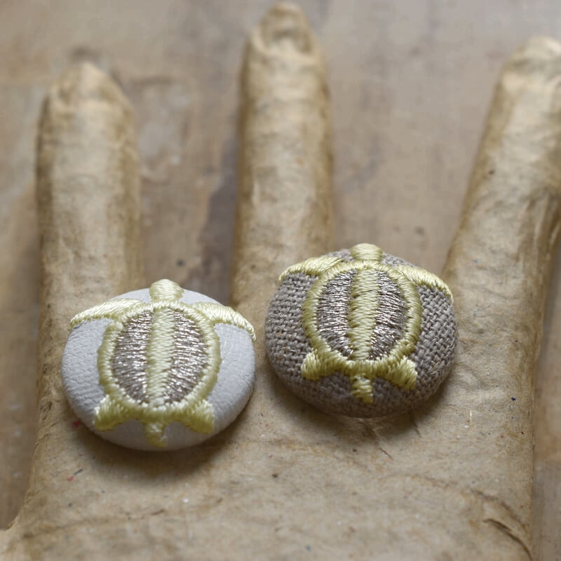 黄色のホヌ海亀くるみボタン刺繍ブローチ/22