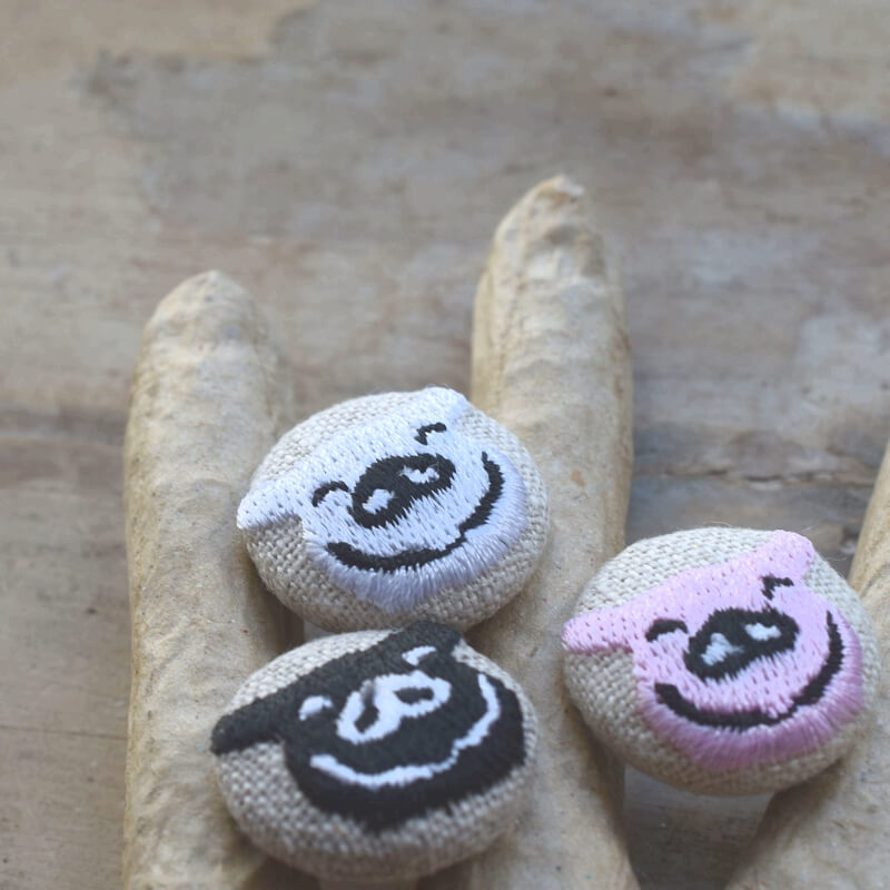 子ぶたくるみボタン刺繍ブローチ/22