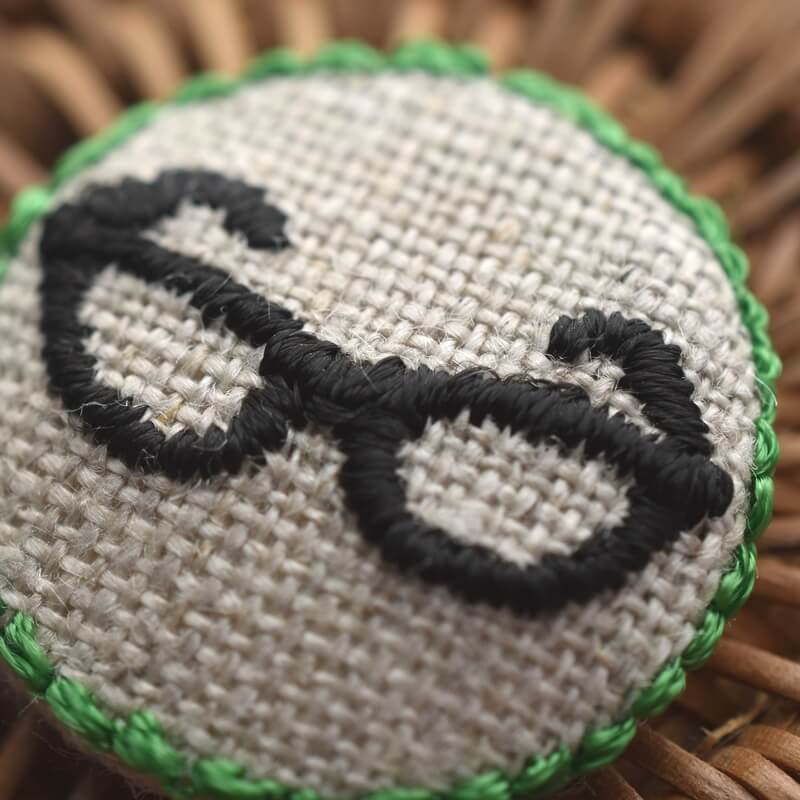 黒ぶちメガネくるみボタン刺繍ブローチ/22