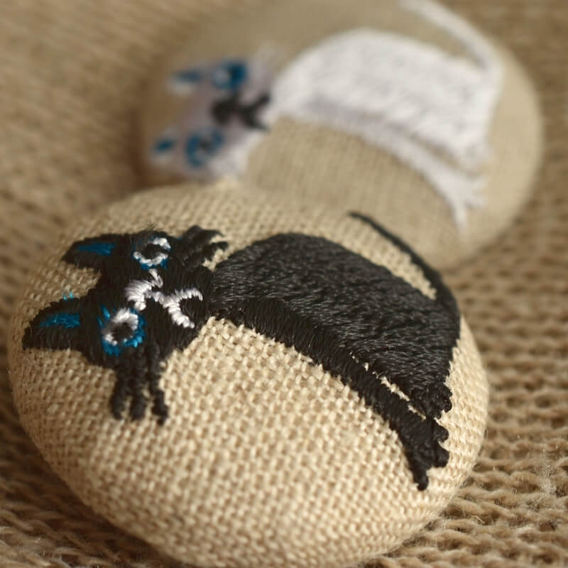 空色猫へのじくるみボタン刺繍ブローチ/38
