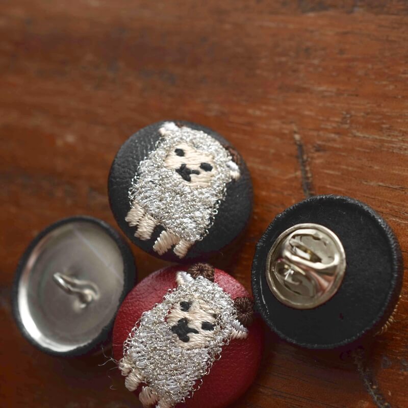 ヒツジくるみボタン刺繍ブローチ/22
